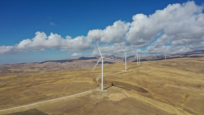 Rüzgarın enerjiye dönüştüğü İpek Geçidi’nde 20 megavatsaat cazibe üretiliyor