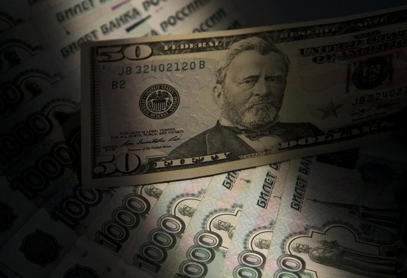 Rus rublesi, ABD doları karşısında bedel kaybetmeye devam ediyor